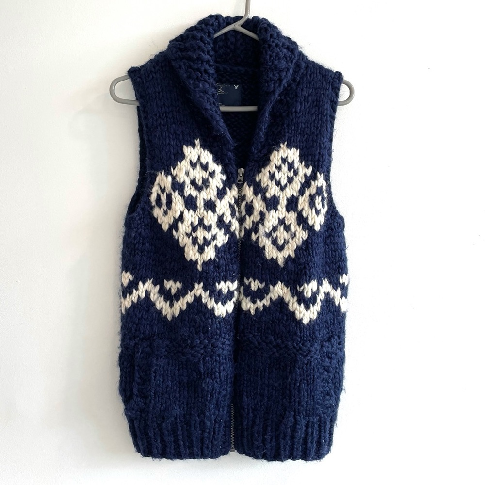 Medium American Eagle Sweater Vest